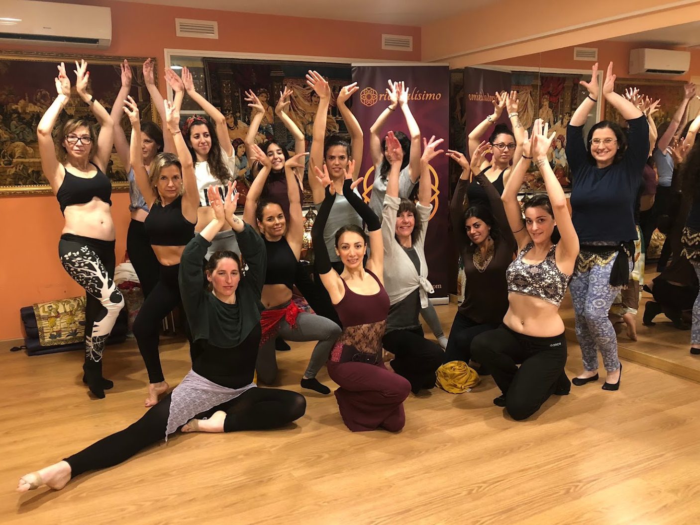 Grupo posando después de una actividad privada de danza
