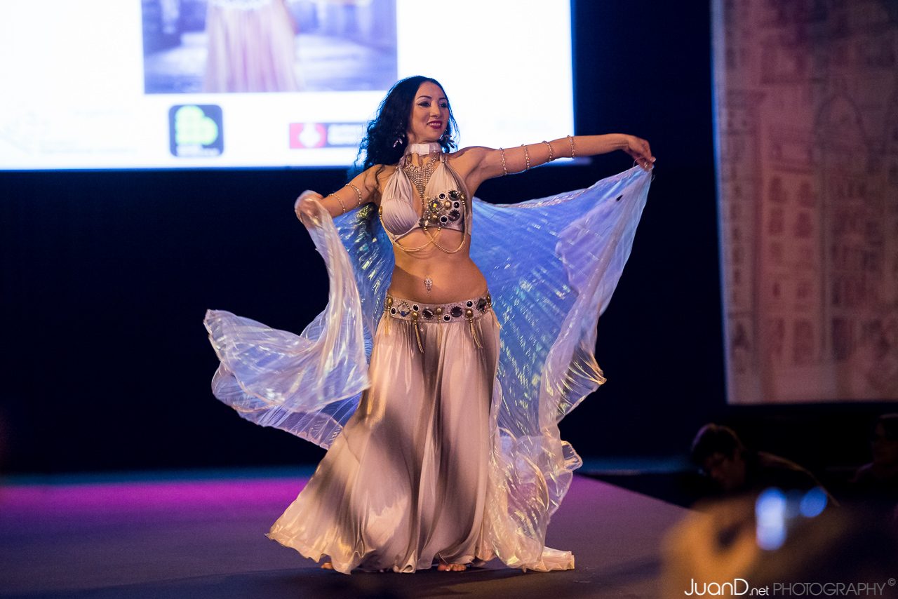 Bailarina de danza oriental actuando en un evento